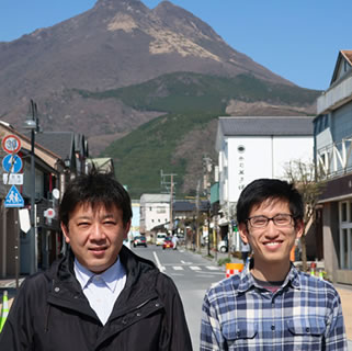 由布市ガイド　生野敬嗣さん（左）、グエン・ホアン・ナムさん